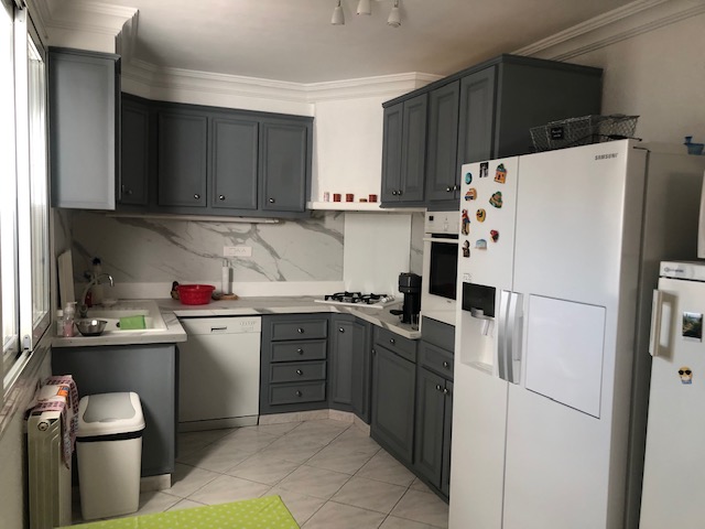 Cuisine du rez de chaussé donnant sur véranda