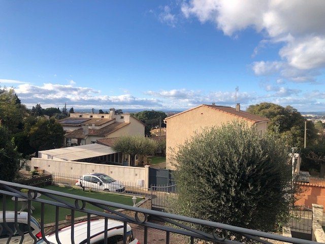 Vue depuis le balcon côté salon et cuisine